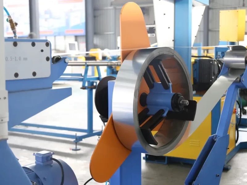 Leveling rollers removing coil set for precise duct fabrication